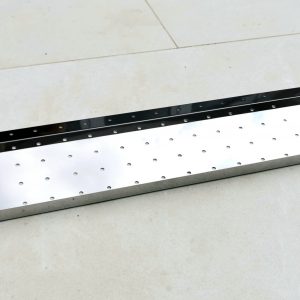 Rozsdamentes melegentartó rács a grill védőlemezére szerelve, melegen tartja az ételeket